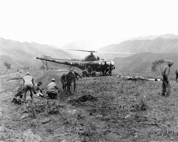 Marine_HO3S_evacuates_wounded_in_Korea_1951